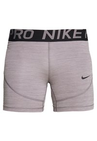 Grå atletiska shorts med en svart märkesmidja. Har en slät yta och böjda sömmar, med en liten svart logotyp på nedre höger sida.