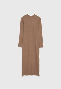 Robe midi en maille côtelée à manches longues, de couleur marron clair, avec un col rond et une fente latérale, présentée sur un fond uni clair.
