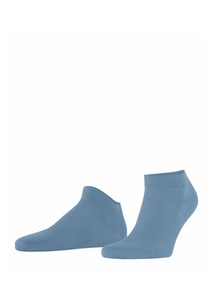 Para jasnoniebieskich skarpetek do kostki na białym tle, jedna stoi pionowo, a druga leży na boku.