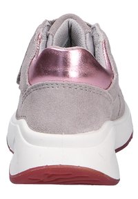 Graue Wildleder-Sneaker mit einem metallic rose-goldenen Akzent an der Ferse, weißer Zwischensohle und roter Laufsohle. Verfügt über einen gepolsterten Kragen.