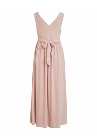Robe maxi sans manches, rose pâle, avec un décolleté en V et une ceinture à la taille. Le tissu fluide drape élégamment, avec une fermeture éclair discrète à l'arrière.