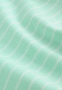 Blødt mintgrønt stof med tynde hvide vandrette striber og synlig strikket tekstur, vist i bløde folder.