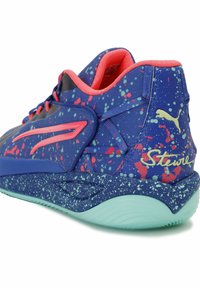 Niebieski but sportowy z teksturowaną cholewką, ozdobioną wzorem plam w różowych i zielonych akcentach. Jednolita akwamaryna podeszwa z detalem brandingowym.