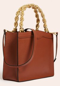 Sac à main en cuir marron au design structuré, doté d'une anse en chaîne dorée torsadée et d'une bandoulière amovible. Surface texturée.
