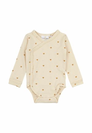Långärmad babymössa i ljusbeige, med spridda guldhjärtan och delikat spetsdetalj längs med omlottkragen och ärmsluten.