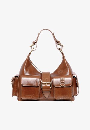 Sac à main en cuir marron avec deux poches à rabat à l'avant, une sangle centrale à boucle, des poches latérales et une poignée supérieure avec quincaillerie dorée.