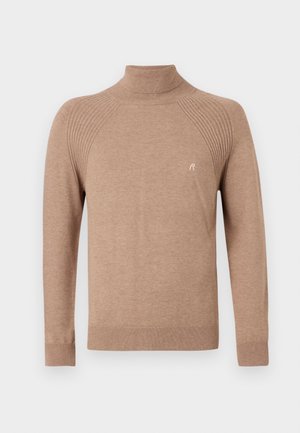 Beige Rollkragenpullover aus weichem Stoff, mit gerippten Schulterdetails und einer gestrickten Textur sowie einem kleinen Logo auf der Brust.