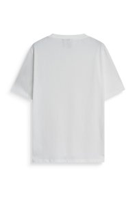 Camiseta blanca de manga corta hecha de algodón suave, con un clásico cuello redondo y una textura lisa sin patrones ni diseños visibles.