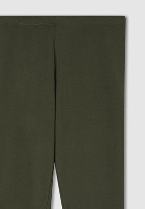 Leggings verde oliva in un tessuto liscio e elasticizzato. Presentano cuciture sottili e un design aderente, adatti per un abbigliamento casual o sportivo.