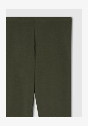 Leggings verde oliva in un tessuto liscio e elasticizzato. Presentano cuciture sottili e un design aderente, adatti per un abbigliamento casual o sportivo.