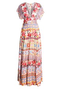 Maxi kjole med et blomster- og geometrisk print i pink, blå og gul. Den har korte ærmer og en dyb V-udskæring. Letvægtsstof.