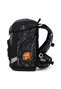 Sac à dos noir avec motif d'éclair, bretelles réglables, poche latérale et bouton graphique rond avec une œuvre colorée.