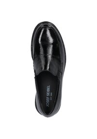 Czarne buty wsuwane z błyszczącą, lakierowaną cholewką, zaokrąglonym noskiem i minimalnymi detalami przeszycia. Miękka podszewka i elastyczna podeszwa.