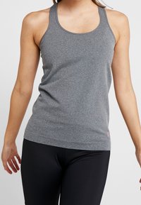 Grå linne i en texturerad tyg, med en rundad halsringning och smala band, med en liten rosa logotyp nära nederkanten.