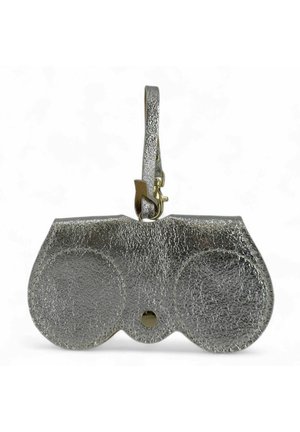 Sac en simili cuir argent métallique en forme de jumelles avec une surface texturée, fermeture à rivets et une bandoulière détachable.