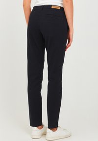Oxmo OXPILAR CASUAL FIT - Chino kalhoty - black