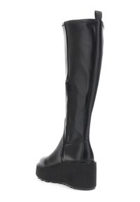 Stivale nero in pelle con zeppa alta, dotato di zip laterale e linguetta sul retro, su sfondo bianco.