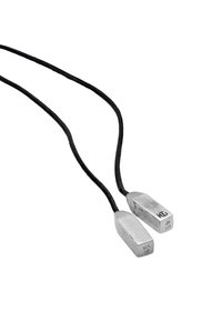 Silver metalländar med en platt, rektangulär form fästa vid en svart snodd, med präglade markeringar på metalldelarna.