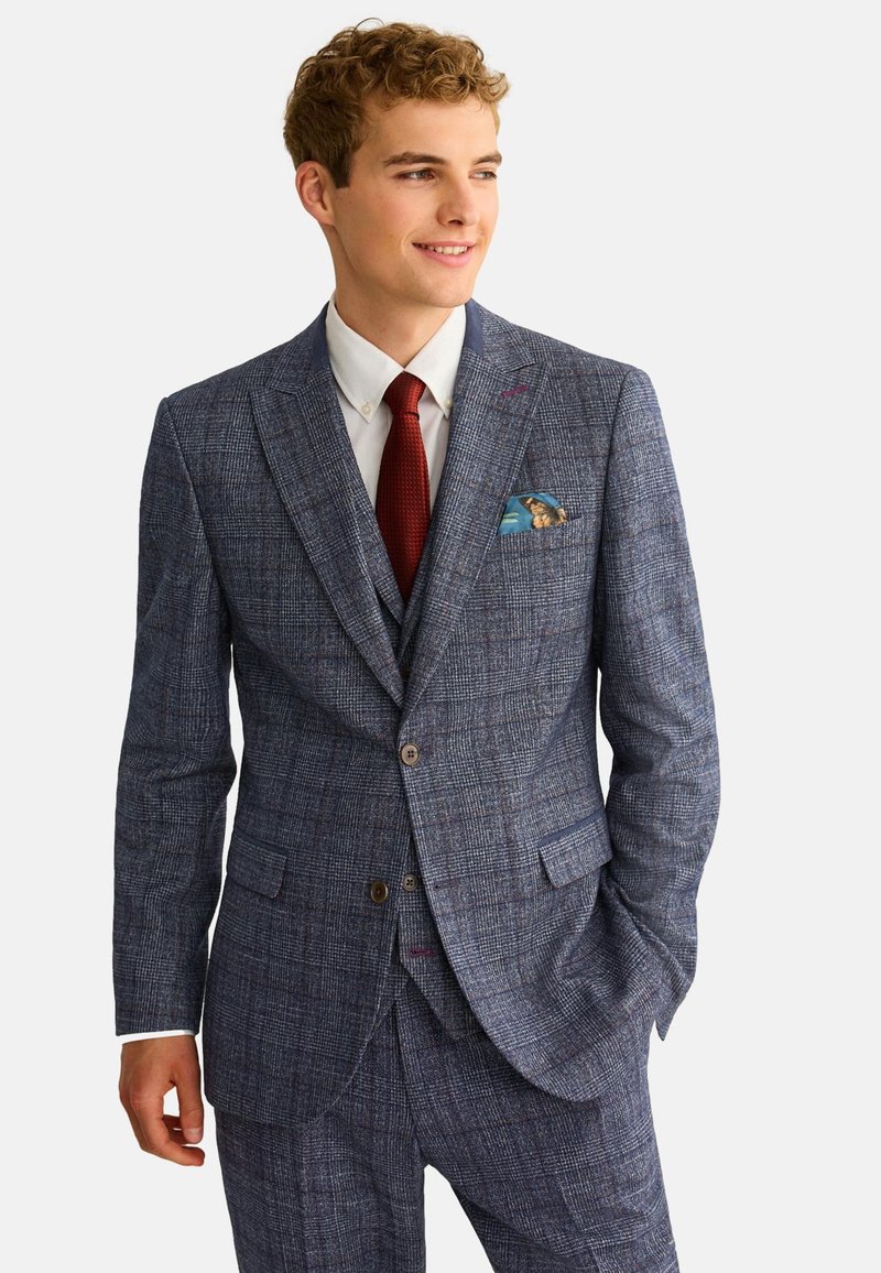 Zweiteiliger Anzug aus strukturiertem Marineblauem Stoff mit Karomuster. Er verfügt über ein einreihiges Sakko, braune Knöpfe und ein Einstecktuch.