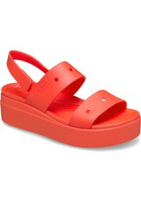 Rode platform sandalen met twee brede banden, gemaakt van rubberachtig materiaal, met ventilatiegaten en een gestructureerde voetbed voor grip.