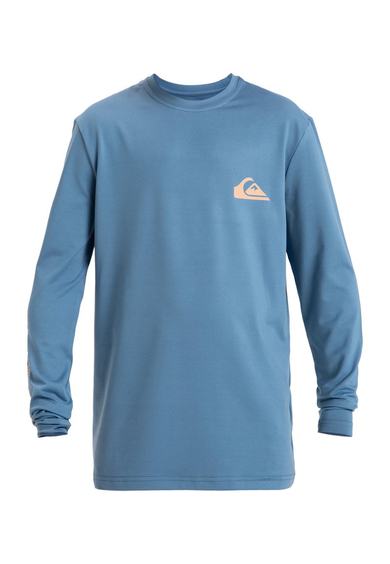 Blå långärmad t-shirt i mjukt tyg, med en liten beige logotyp på bröstet och detaljerad design på ärmsluten.