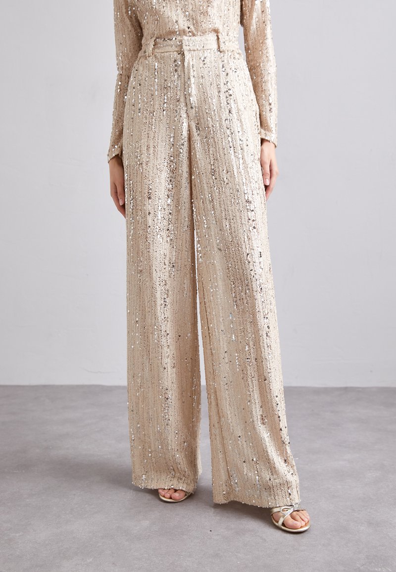 AKNVAS TATE BEADED WAISTBAND PANT Stoffhose opal sand/goldfarben