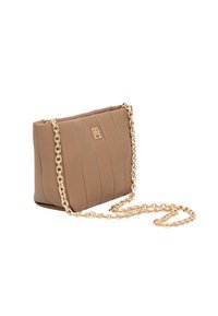 Bolso bandolera de cuero color canela con diseño acolchado, que cuenta con una correa de cadena dorada y un motivo de logotipo en el frente. Forma rectangular compacta.