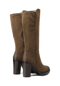 Stivali alti fino al ginocchio in suede marrone con punta tondeggiante, tacco spesso e cerniera laterale; presentano cuciture in contrasto lungo le cuciture.