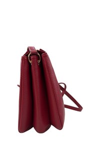 Borsa a mano in pelle rossa con tre scomparti, superficie texturizzata, dettagli in hardware dorato e una tracolla staccabile.