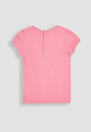 Camiseta de manga corta rosa, con cuello redondo y cierre de tres botones en la parte posterior. Fabricada en algodón suave con una textura lisa.