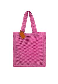 Borsa a spalla intrecciata rosa con due manici, superficie testurizzata e un'etichetta in pelle marrone attaccata. Design aperto con forma quadrata e bordi rinforzati.