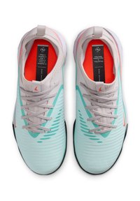 Hellblaue Sportschuhe mit grauen Akzenten, strukturiertem Obermaterial und orangefarbenem Innenfutter. Sie verfügen über ein Schnürdesign und eine schwarze Gummisohle.