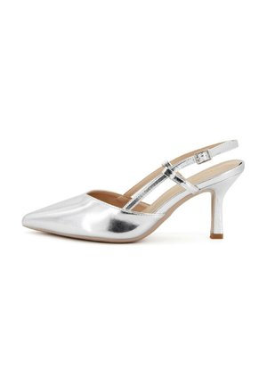 Sandal con tacco argentato in metallo, punta affusolata e tacco alto e slanciato. Presenta una fascia con fibbia regolabile e un sottile design a ritaglio.