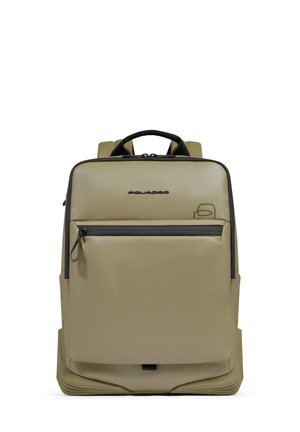 Beige rechteckiger Rucksack mit schwarzem Reißverschluss an der Vordertasche, schwarzem Griff und dezentem Markenlogo nahe der oberen Mitte vor weißem Hintergrund.