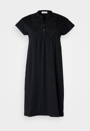 Zwart kortekorte jurk met een mandarinnekraag, voorzien van ingewikkelde textuur borduursels op het lijfje en een losse pasvorm.