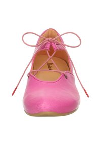 Rosa Leder-Ballerinas mit runder Spitze, gekreuztem Schnürdetail und glatter Oberfläche. Aufwendige Nähte und rote Akzente an den Schnürsenkeln.