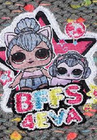 Parche bordado que muestra dos personajes de dibujos animados, uno con cabello gris y orejas de gato, sobre un fondo de estrellas rosas. El texto dice "BFFS 4EVA."