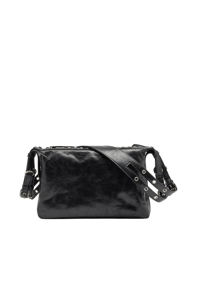 Czarna skórzana torba na ramię o gładkiej fakturze, z zamkiem błyskawicznym i paskiem z metalowymi akcentami oraz oczkami. Prostokątny kształt.