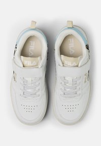 Baskets de sport blanches avec une tige en cuir lisse, des accents bleu clair, une doublure en mesh et une sangle Velcro, présentant un détail de pointe perforée.