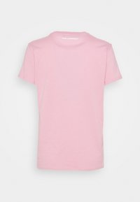Camiseta de algodón rosa con escote redondo clásico, mangas cortas y el nombre de la marca "KARL LAGERFELD" impreso en blanco en la parte posterior.