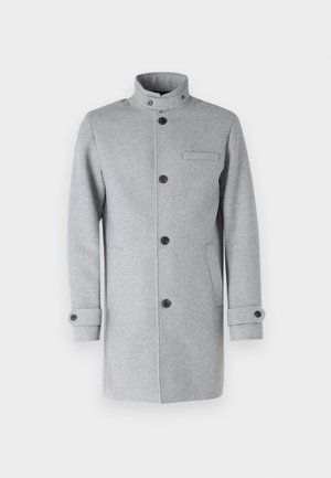 Szürke gyapjú keverék kabát magas gallérral, elöl gombos záródással, két oldalsó zsebbel és egy mellzsebbel. Felgömblős ujjak gombokkal.