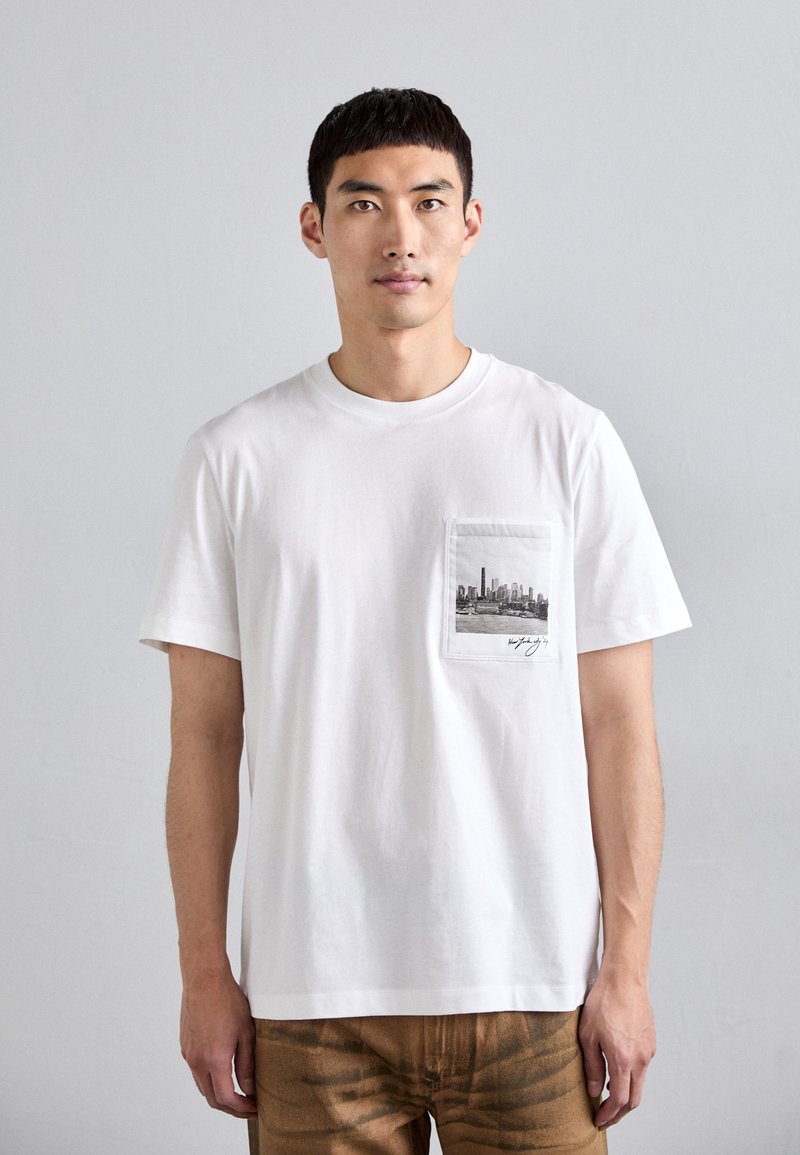 Helmut Lang POSTCARD SKYLINE - Trükipildiga T-särk - white