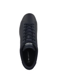 Zapatilla de cuero azul marino con puntera redonda, diseño de cordones, cuello acolchado y lengüeta con marca, que presenta una plantilla texturizada y un exterior suave.