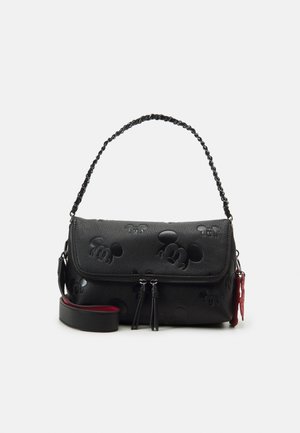 Czarna skórzana torba na ramię z tłoczonym wzorem wielu twarzy Myszki Miki, wyposażona w skręcany uchwyt i podwójny suwak.