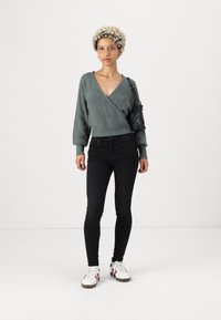 ONLY Petite ONLNINA V NECK - Vesta - balsam green