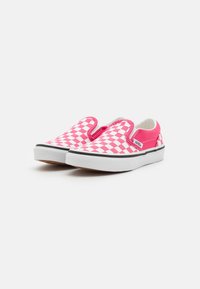 Baskets slip-on à damier rose avec accents élastiques sur les côtés, semelle en caoutchouc blanc et bord noir. Tige en textile lisse avec intérieur rembourré.
