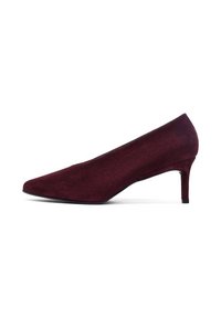 Zapato de tacón alto de ante burdeos con puntera afilada y un delgado tacón stiletto negro, que presenta una textura suave y un diseño minimalista.