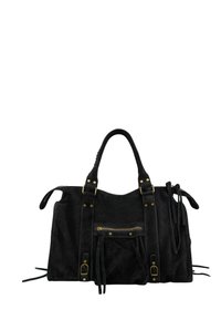 Sac à main en daim noir avec doubles poignées, poche zippée à l'avant avec des franges, et détails en studs et boucle dorés.