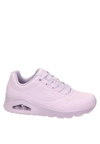 Zapatilla deportiva de color púrpura claro con parte superior texturizada, cierre de cordones, detalles perforados y amortiguación de aire visible en la suela.