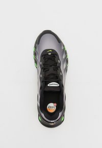 Sapatilha atlética cinza com atacadores pretos, detalhes verdes e parte superior de malha texturizada. Apresenta o logo "Air Max" e sola arredondada e acolchoada.
